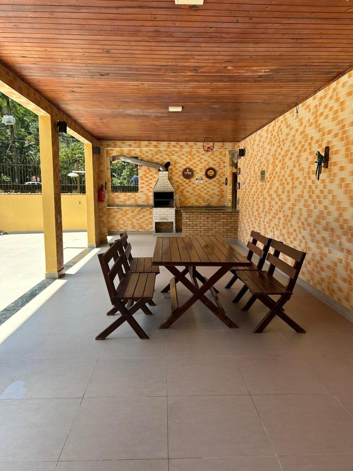 Proximo A Maranduba, Local Com Piscina